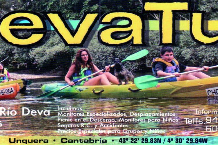 EN LA IMAGEN SE VE A UNOS CHICOS DESCENDIENDO EL RIO DEVA EN CANOAS